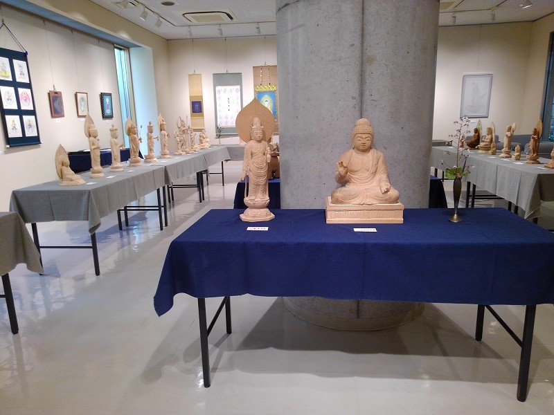 阿弥陀如来(右)と観音菩薩