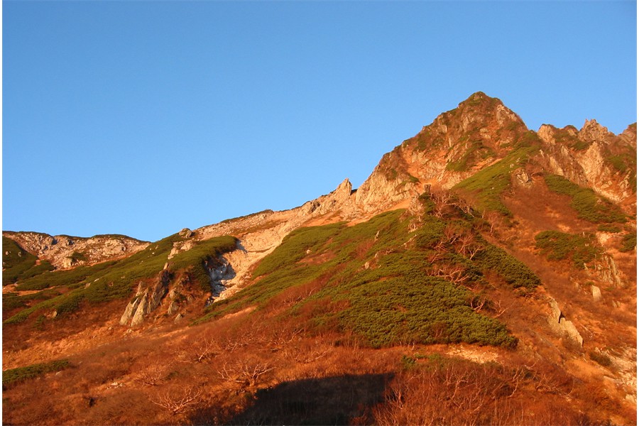 朝日の山